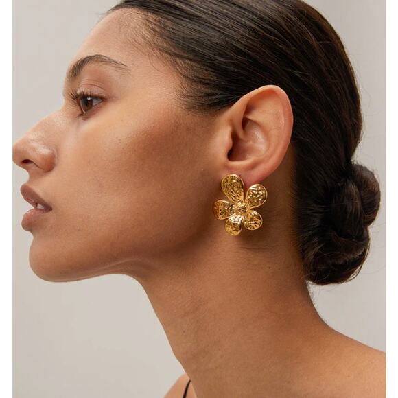 Retail $40 Gold 18K Electrorplated Stainless*Camellia Flower Earrings - Picture 1 of 2